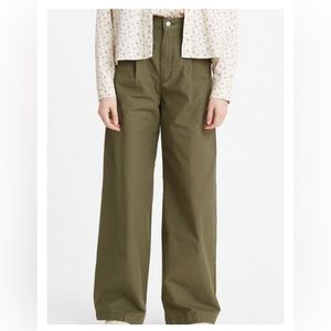 NWT 31 x 30 Levi’s Super High Rise Wide Leg Olive Pants